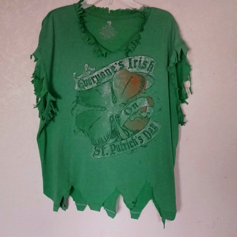 💙Green Saint Patrick's day shirt faded and distressed size large
